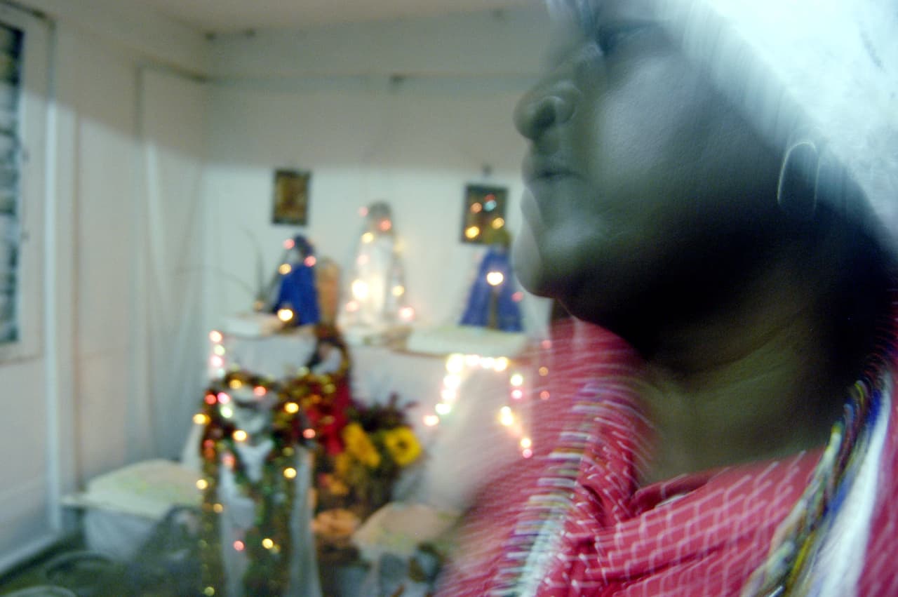 Mujer de Hialeah reclama que la desalojaron de su vivienda por practicar santería