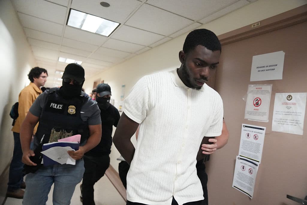 Un inmigrante no identificado es detenido por agentes de ICE dentro del Federal Plaza Courthouse el 27 de junio de 2025 en Nueva York, tras sus procedimientos legales. Según activistas, los agentes operan de manera anónima, y las detenciones han crecido en 38 estados, según UC Berkeley. (Foto por Bryan R. SMITH/AFP via Getty Images)
<br>