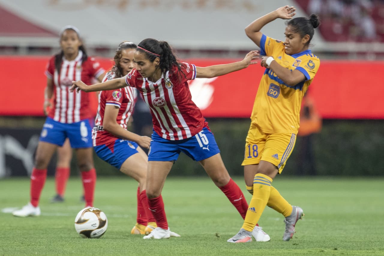 Tigres logró un frenético triunfo ante Chivas para llevarse un gol de ventaja en la Final de Ida de la Liga MX Femenil.