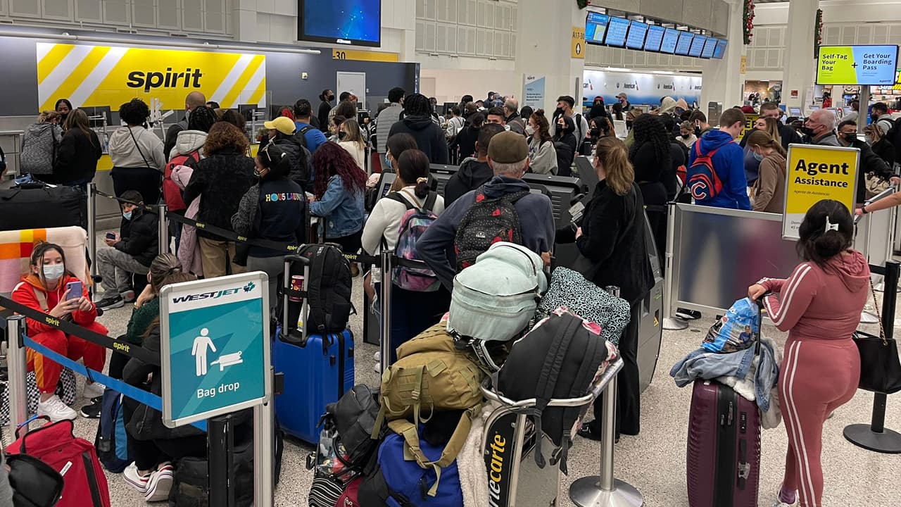 El panorama que se vive en el 
<a href="https://www.univision.com/local/houston-kxln/thanksgiving-dia-de-accion-de-gracias-aeropuerto-viajes-houston-texas-fotos">Aeropuerto Intercontinental George Bush</a> es de largas filas de gente esperando su turno para que los atiendan.