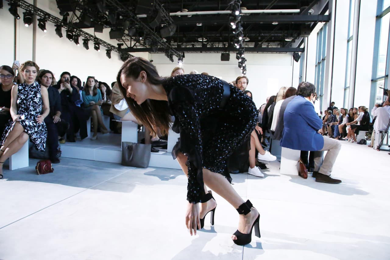 Se levantó y siguió adelante con su desfile.