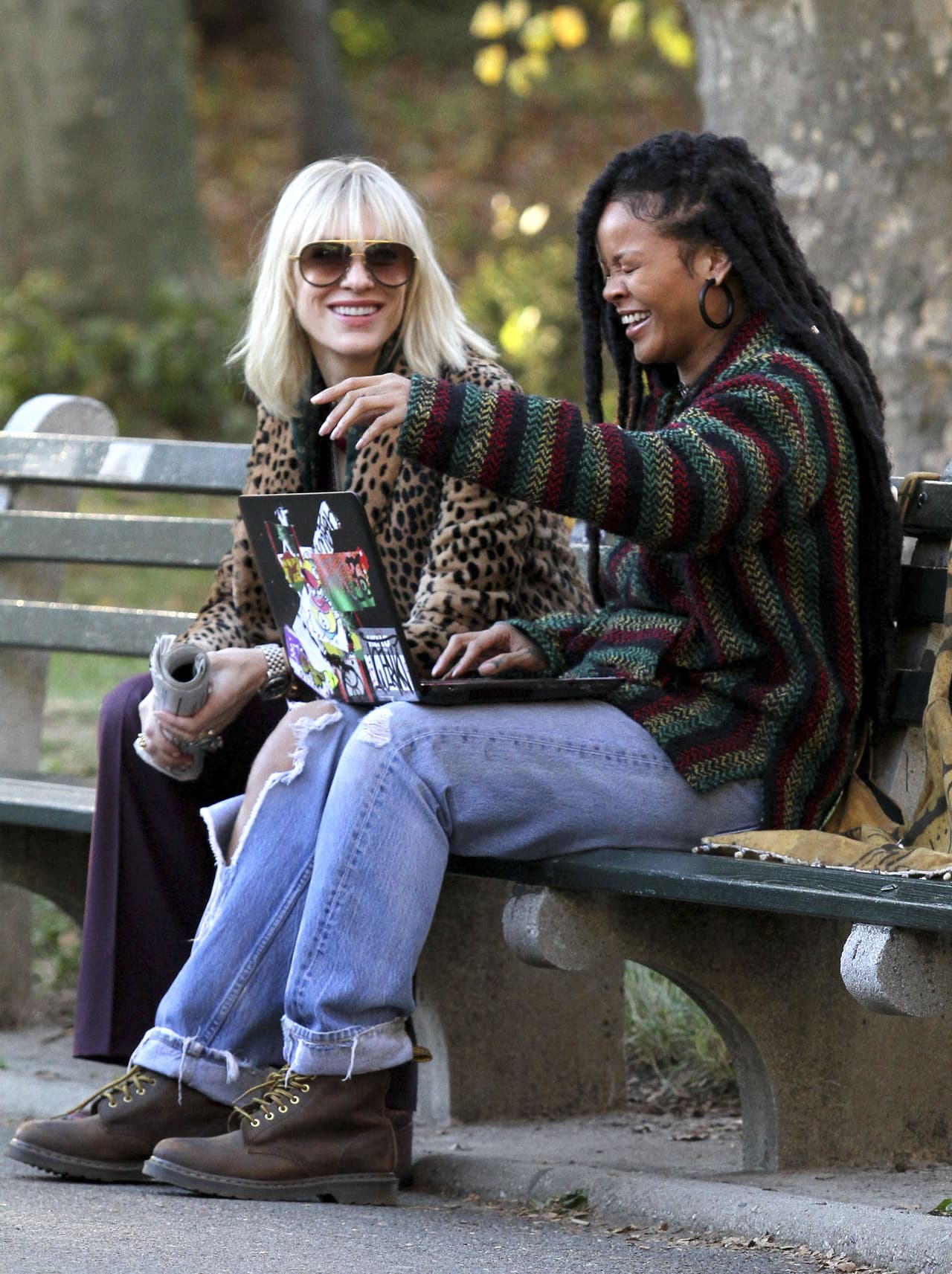 La cantante estaba acompañada por la actriz Cate Blanchett, una de las protagonistas de esta nueva versión.