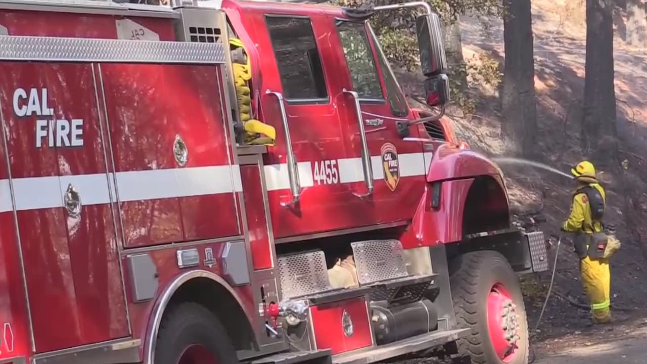 Bomberos combaten un nuevo incendio en el condado El Dorado, varias familias han tenido que evacuar