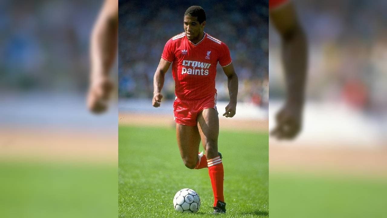 John Barnes | Desde los 12 años vivió en Inglaterra. Jugó seis años en el Watford y pasó al Liverpool, la escuadra donde se inmortalizó. Jugó con el combinado inglés en el Mundial de 1986. Eventualmente se convirtió en director técnico de los ‘Reggae-Boyz’.