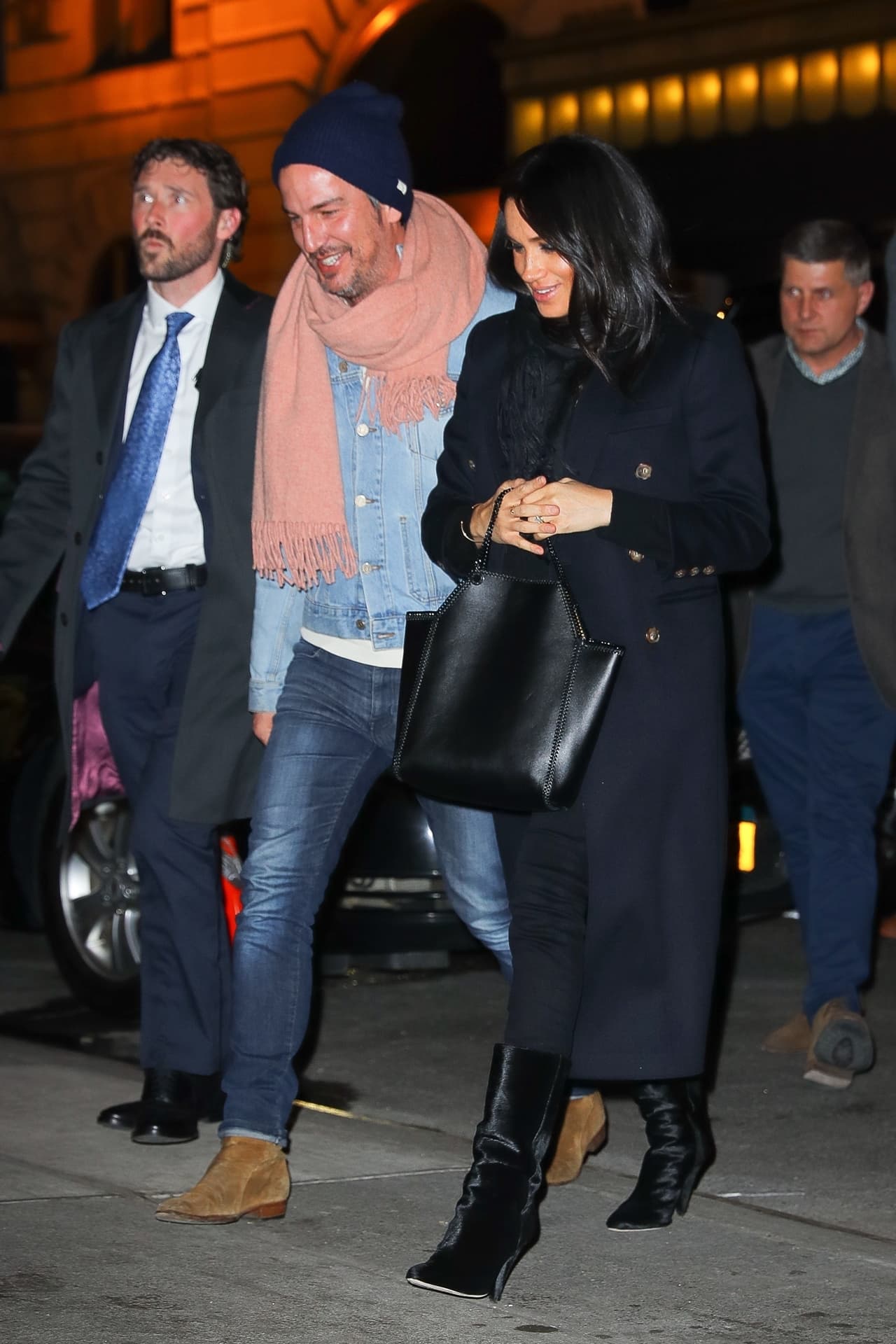 Meghan llegó acompañada de Markus Anderson, su mejor amigo y quien dicen que fue el que hizo de ‘Cupido’ entre la exactriz estadounidense y el príncipe Harry.
<br>