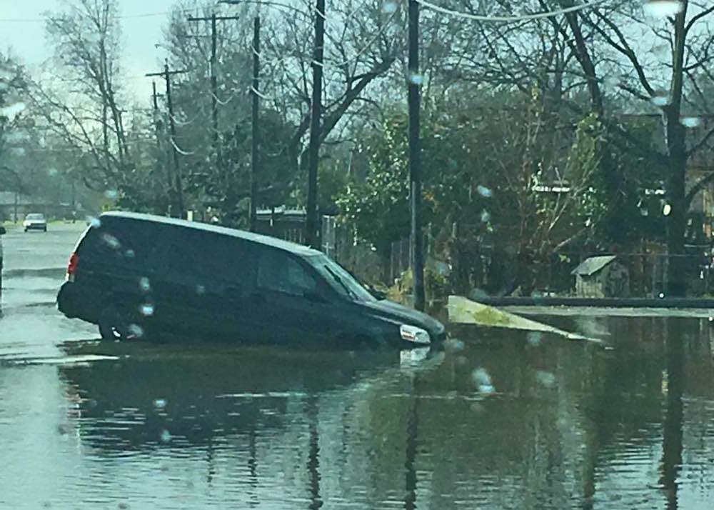 132 vehículos han sido remolcados después de haberse quedado varados por las inundaciones. (Foto cortesía de Alicia Barron tomada en el noreste de Houston).
