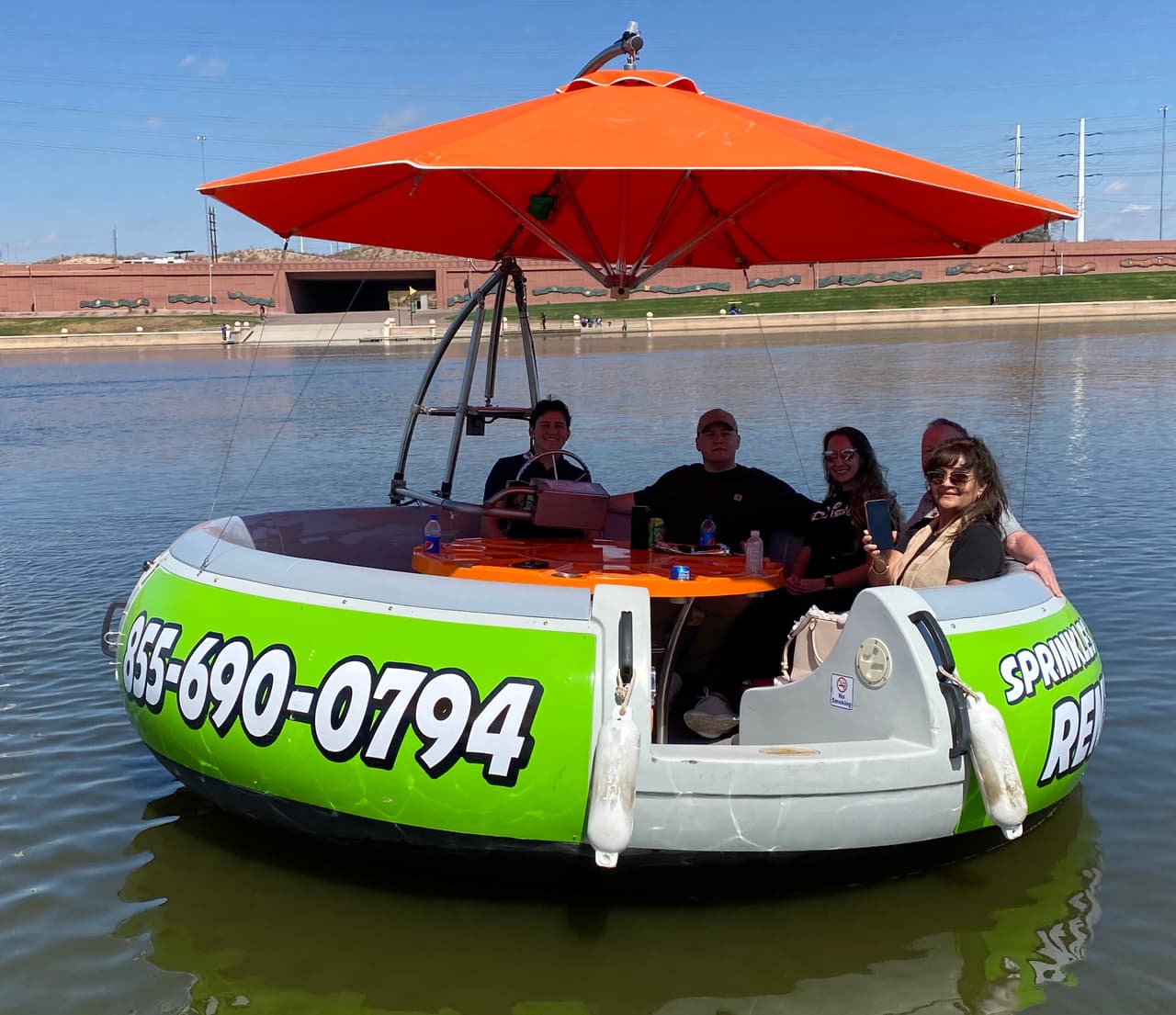 <h3 class="cms-H3-H3">¿Cuánto cuesta?</h3>
<br>-Por hora: $100. 
<br>-Por dos horas: $180. 
<br>-Para más información visite: 
<a href="https://boats4rent.com/tempe-az/tempe-town/" target="_blank">boats4rent.com/tempe-az/tempe-town/</a>
<br>