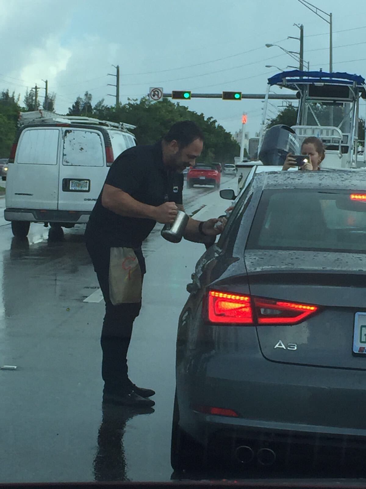 Solo en Miami: empleado de una panadería sale a regalar café a todos los conductores y otros momentos que han marcado la jornada