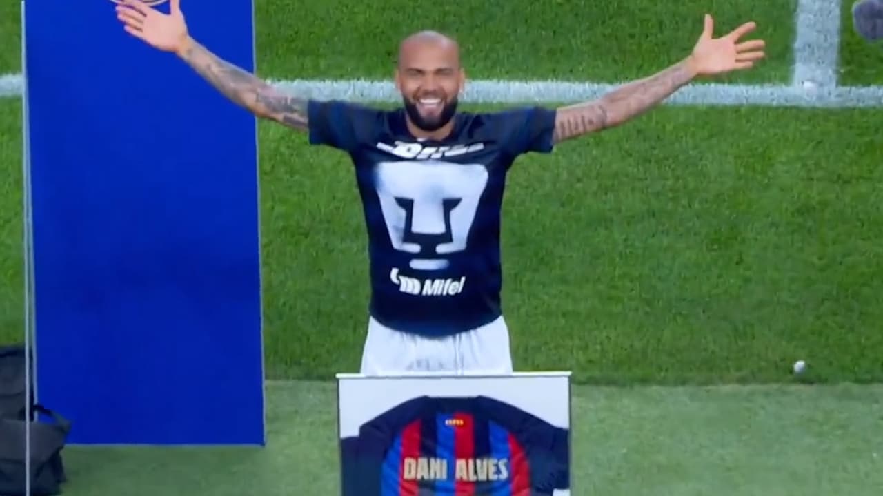 Dani Alves recibe homenaje con video, playera y placa del Barcelona