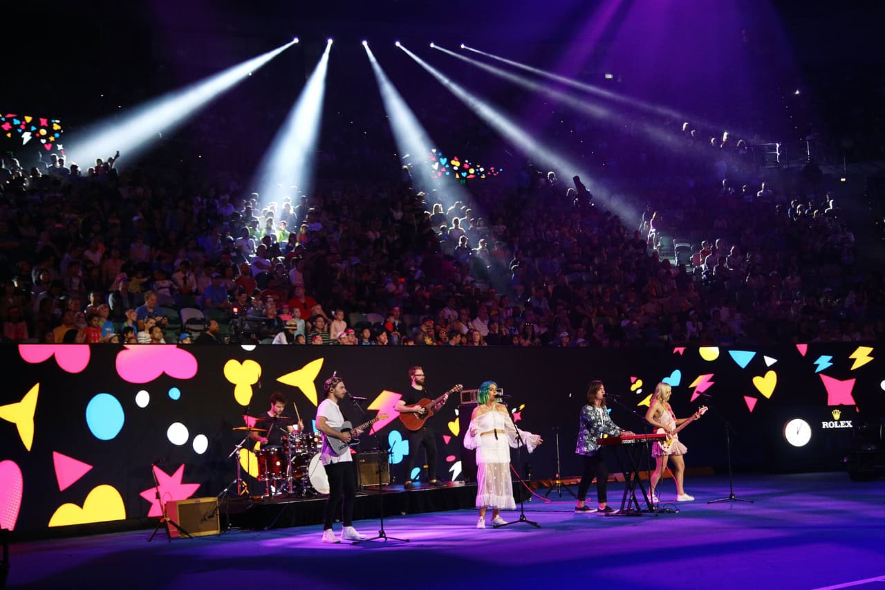 En medio de las exhibiciones, incluso hubo presentaciones de artistas en la cancha para darle un carácter de entretenimiento adicional al encuentro.