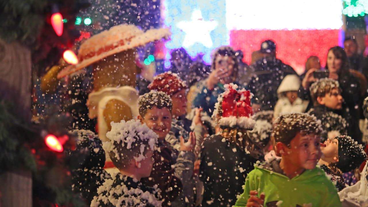 Uno de los momentos mágicos y más esperados por los chiquillos es la caída de nieve (sintética), en la plazoleta central.