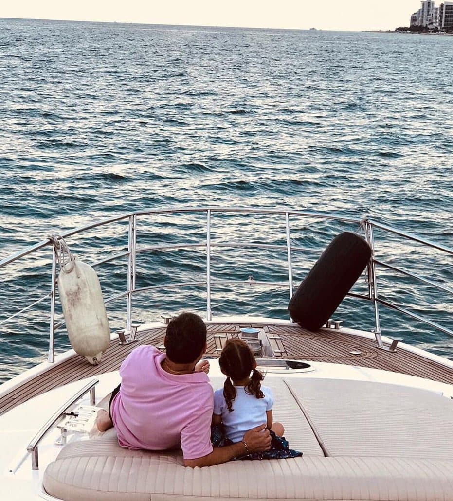 El presentador mexicano regresó a los biberones y a los pañales cuando Michelle llegó a su vida en el 2015, desde entonces se ha convertido en la "princesita" que siempre cuidará, pero que también prepara para la vida.