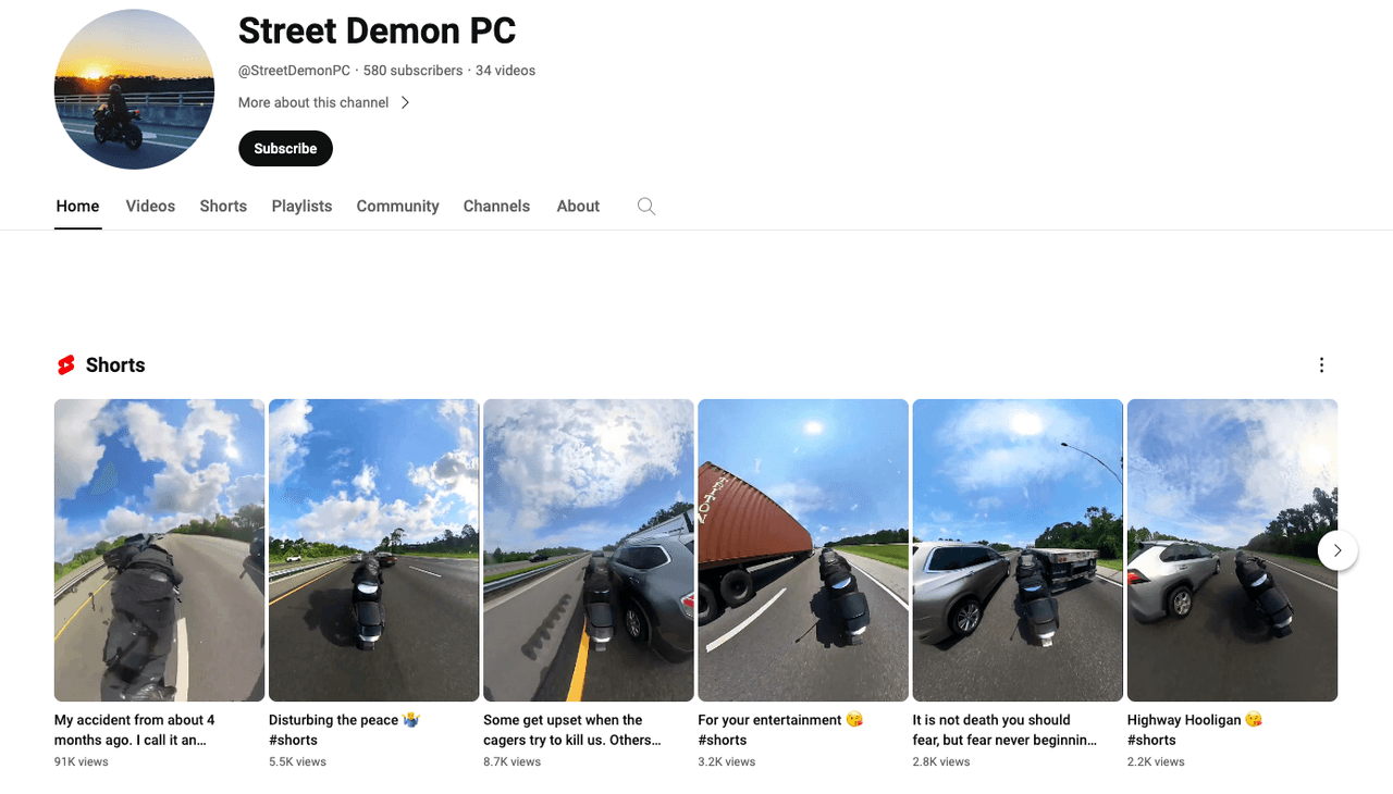 El video tiene más de 513,000 reproducciones y 1,500 comentarios.
<b>Es importante señalar que según la Ley en Florida:</b>
<br>
<br>1. Los conductores menores de 21 años deben utilizar un
<a href="http://www.leg.state.fl.us/statutes/index.cfm?App_mode=Display_Statute&URL=0300-0399/0316/Sections/0316.211.html" target="_blank">casco homologado</a>. Si tienes 21 años o más, el casco es opcional, pero se debe tener un seguro con al menos $10,000 en cobertura médica.
<br>
<br>2. La práctica de rebasar circulando entre dos carriles de tráfico ocupados, lo que se conoce como
<a href="http://www.leg.state.fl.us/Statutes/index.cfm?App_mode=Display_Statute&URL=0300-0399/0316/Sections/0316.209.html" target="_blank">“división de carriles”, es ilegal</a> en Florida.
<br>
<br>3. Los
<a href="http://www.leg.state.fl.us/statutes/index.cfm?mode=View%20Statutes&SubMenu=1&App_mode=Display_Statute&Search_String=316.2085&URL=0300-0399/0316/Sections/0316.2085.html" target="_blank">"wheelies" y otras acrobacias</a> son ilegales.