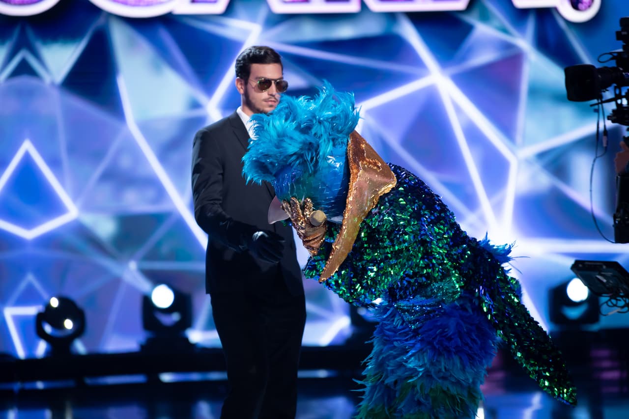 Con un poco de trabajo, Quetzal logró desprenderse de su máscara.