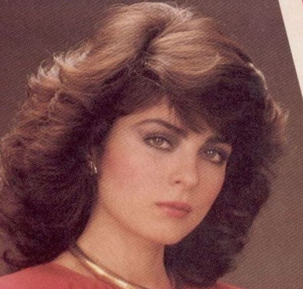 Su abundante y oscura cabellera es otro de sus rasgos insignies. Eso sí: de joven, Victoria Ruffo la estilizaba con más ondas y volumen, siguiendo la moda de la década de los 80.