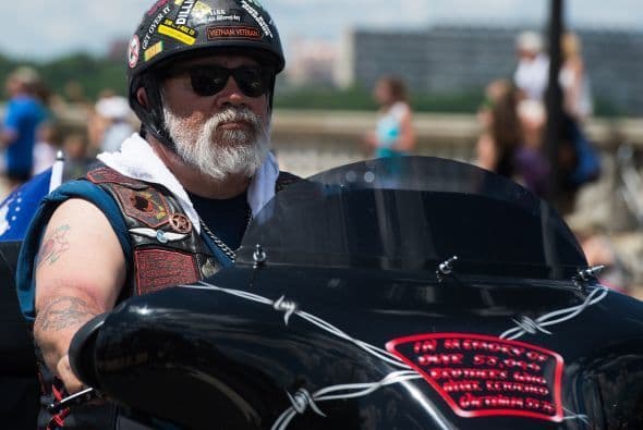 Un motorista monta su motocicleta delante del Capitolio de EEUU.