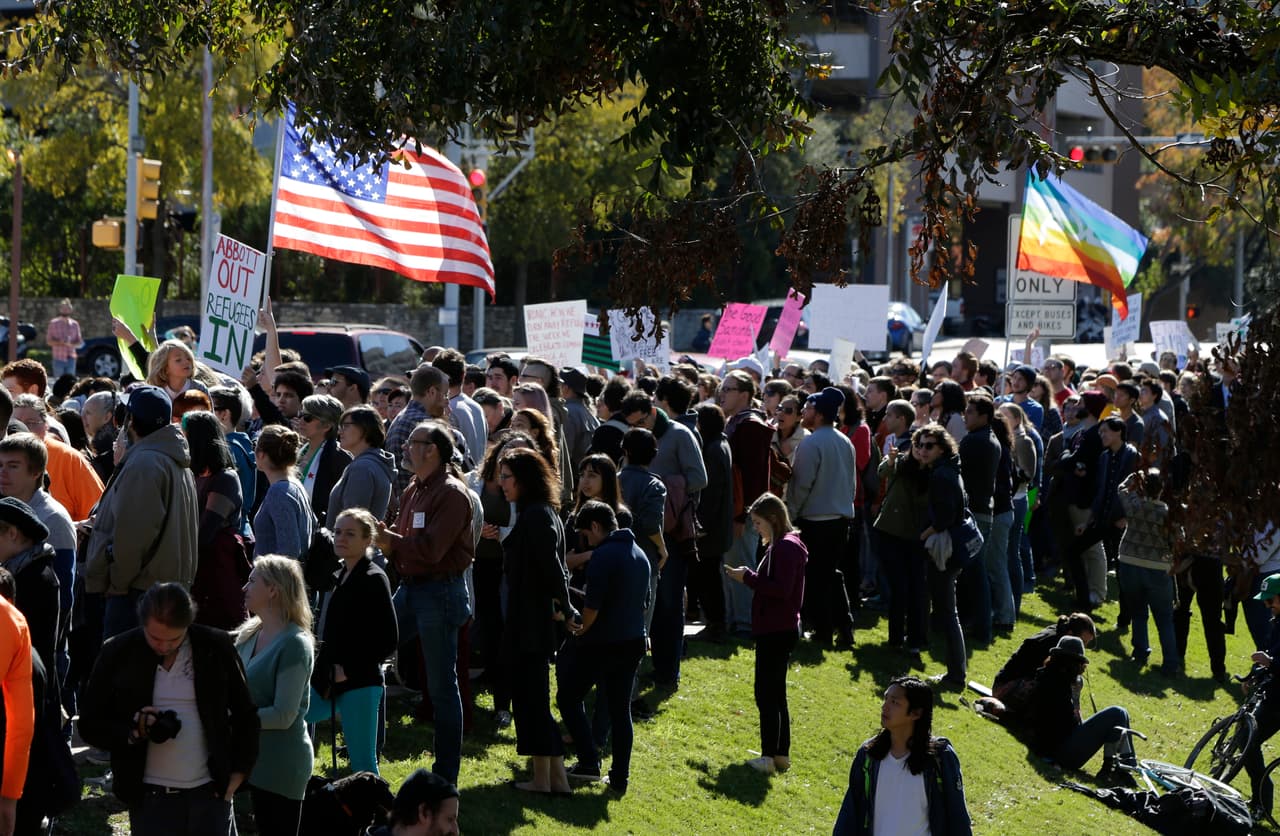 Cientos de personas se reunieron este domingo en la capital del estado para pedir que el gobernador Abbott evite el rechazo de refugiados sirios.