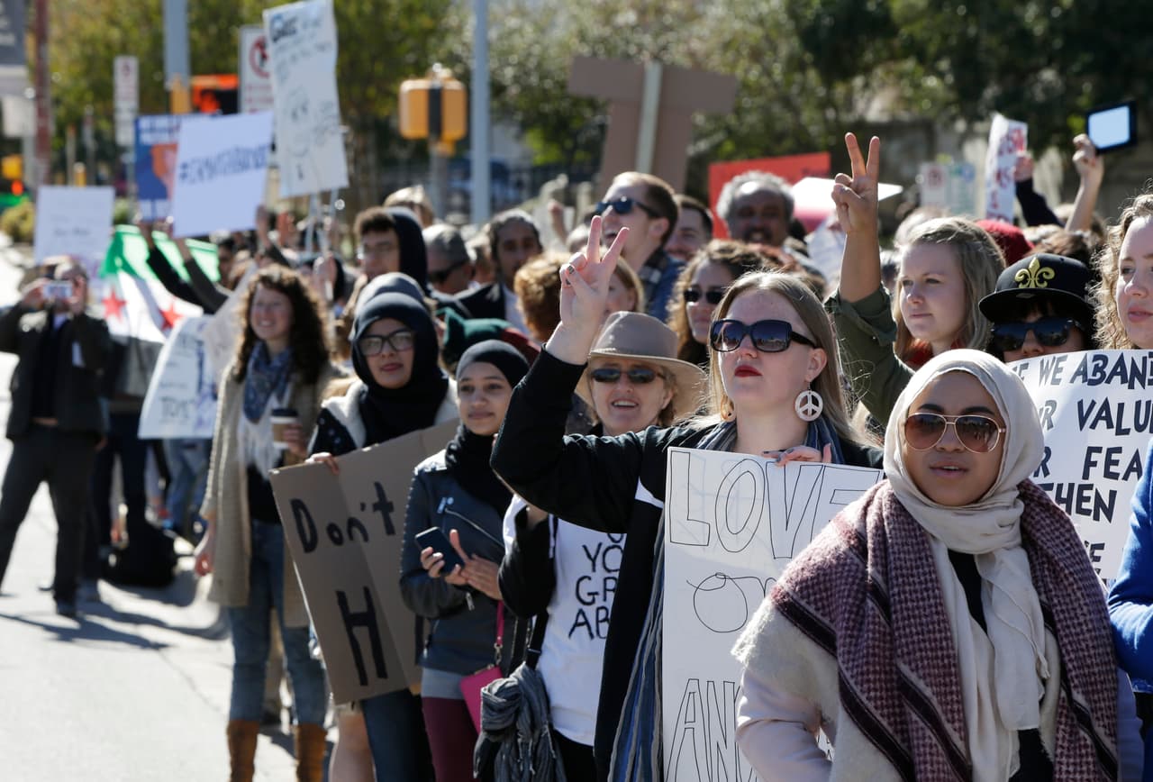Cientos de personas se reunieron este domingo en la capital del estado para pedir que el gobernador Abbott evite el rechazo de refugiados sirios.
