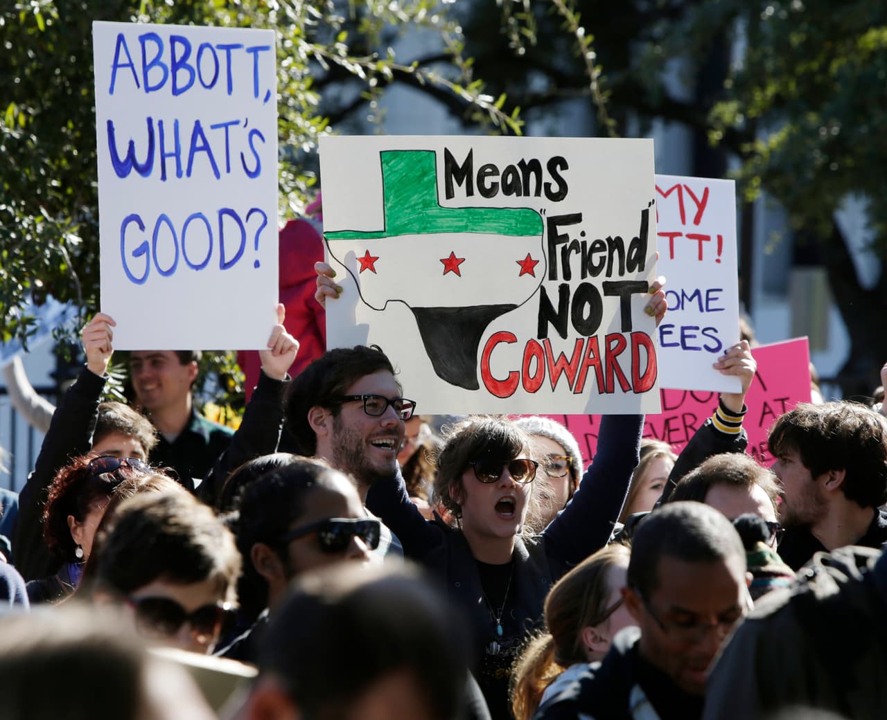 Cientos de personas se reunieron este domingo en la capital del estado para pedir que el gobernador Abbott evite el rechazo de refugiados sirios.