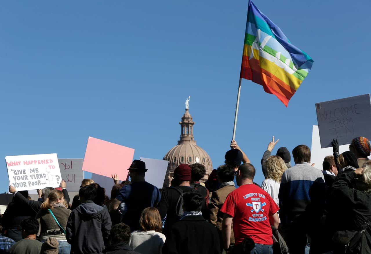 Cientos de personas se reunieron este domingo en la capital del estado para pedir que el gobernador Abbott evite el rechazo de refugiados sirios.