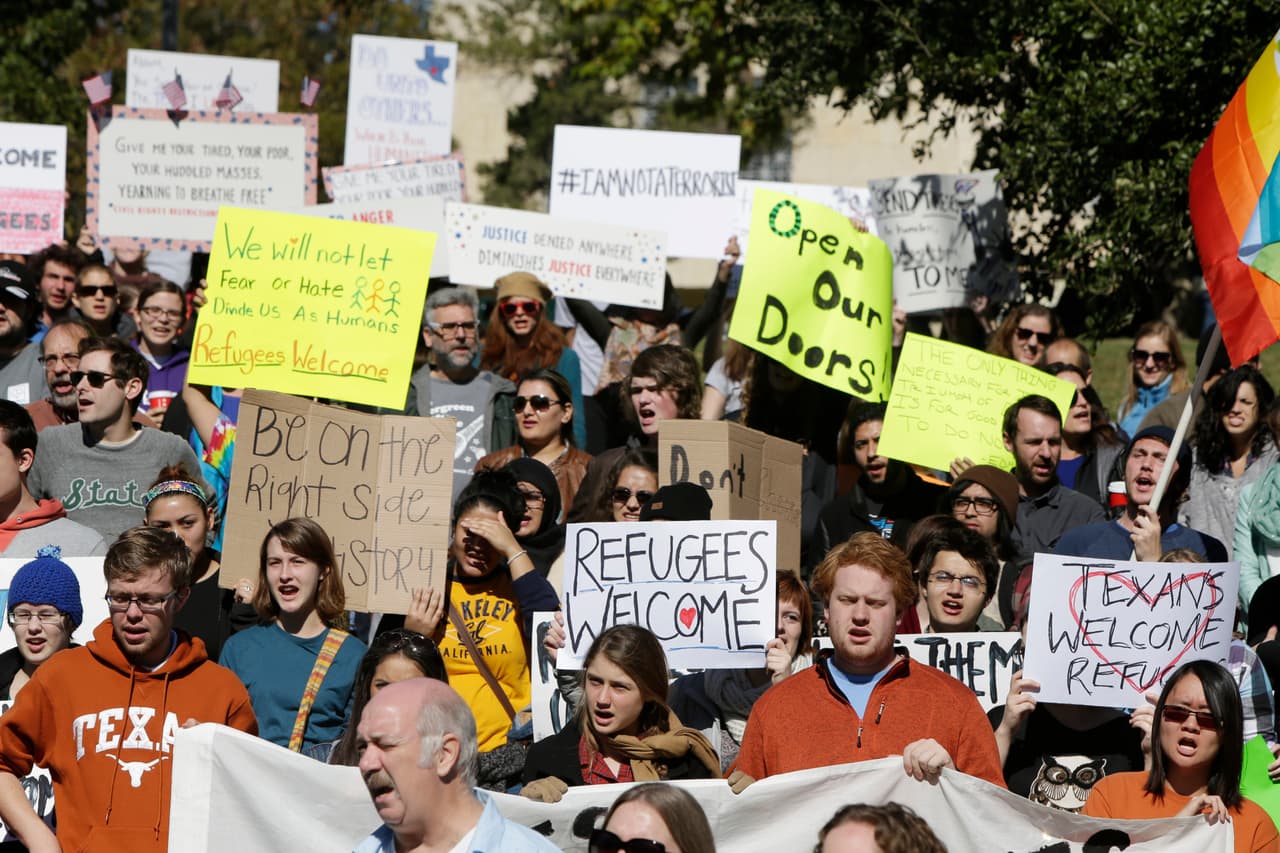 Cientos de personas se reunieron este domingo en la capital del estado para pedir que el gobernador Abbott evite el rechazo de refugiados sirios.