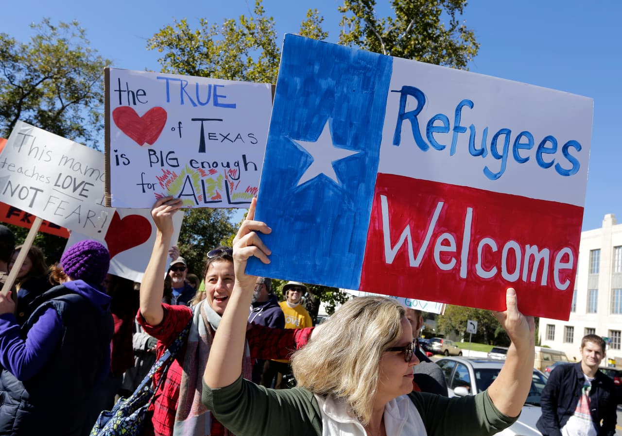 Cientos de personas se reunieron este domingo en la capital del estado para pedir que el gobernador Abbott evite el rechazo de refugiados sirios.