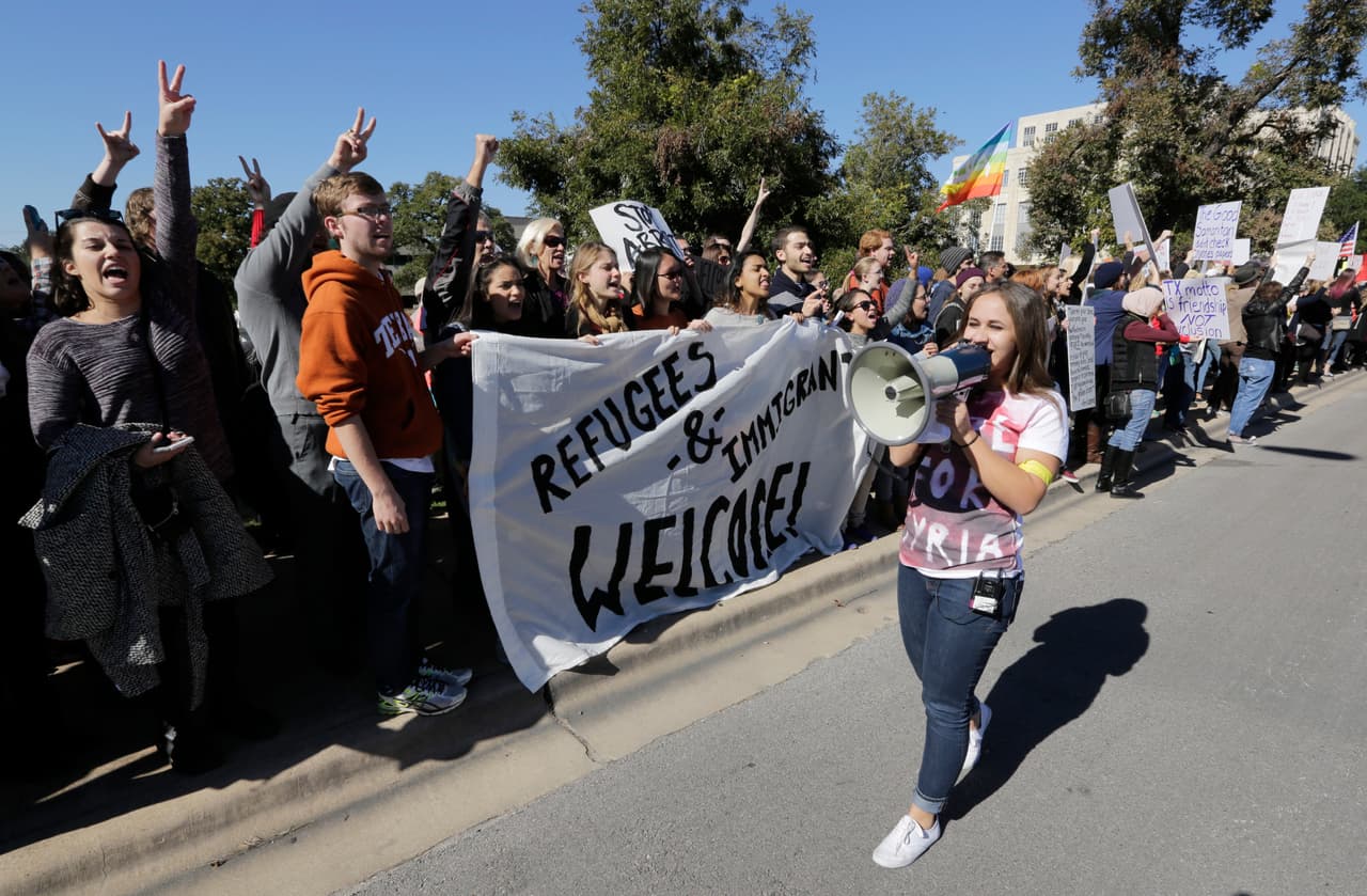 Cientos de personas se reunieron este domingo en la capital del estado para pedir que el gobernador Abbott evite el rechazo de refugiados sirios.