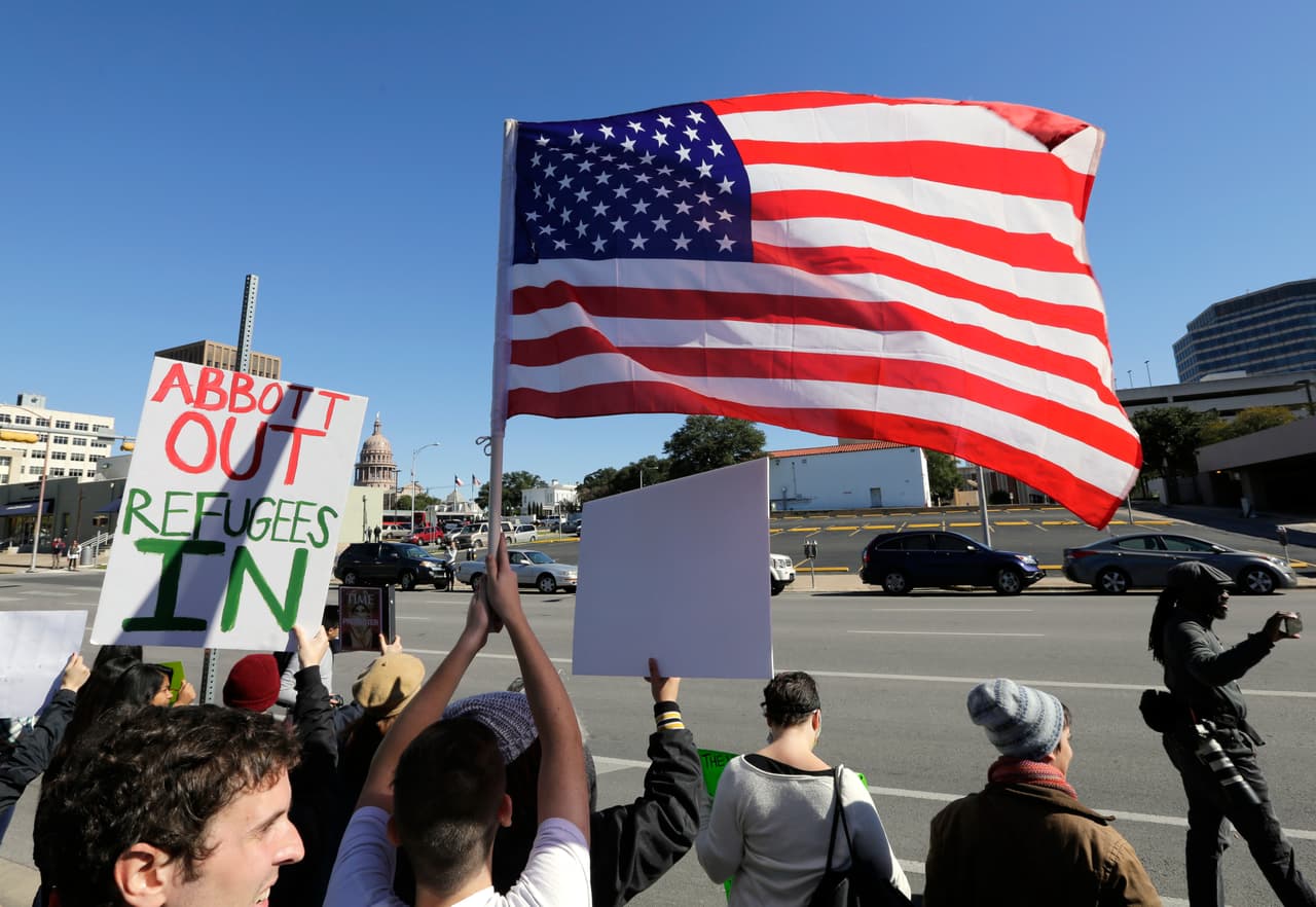 Cientos de personas se reunieron este domingo en la capital del estado para pedir que el gobernador Abbott evite el rechazo de refugiados sirios.