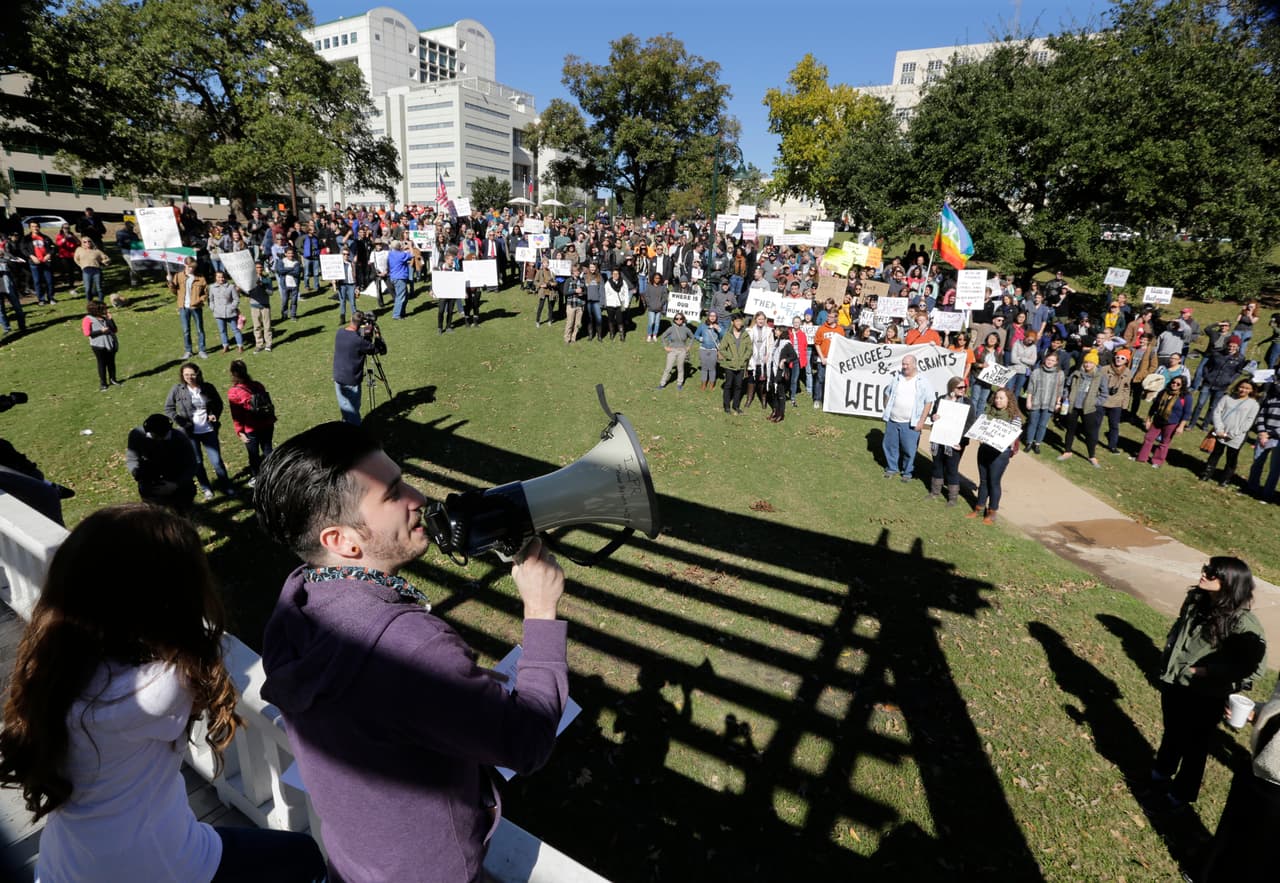 Cientos de personas se reunieron este domingo en la capital del estado para pedir que el gobernador Abbott evite el rechazo de refugiados sirios.