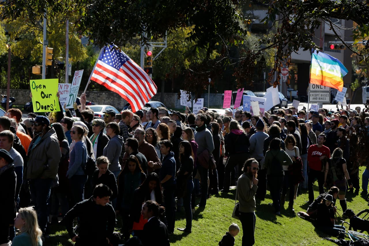 Cientos de personas se reunieron este domingo en la capital del estado para pedir que el gobernador Abbott evite el rechazo de refugiados sirios.