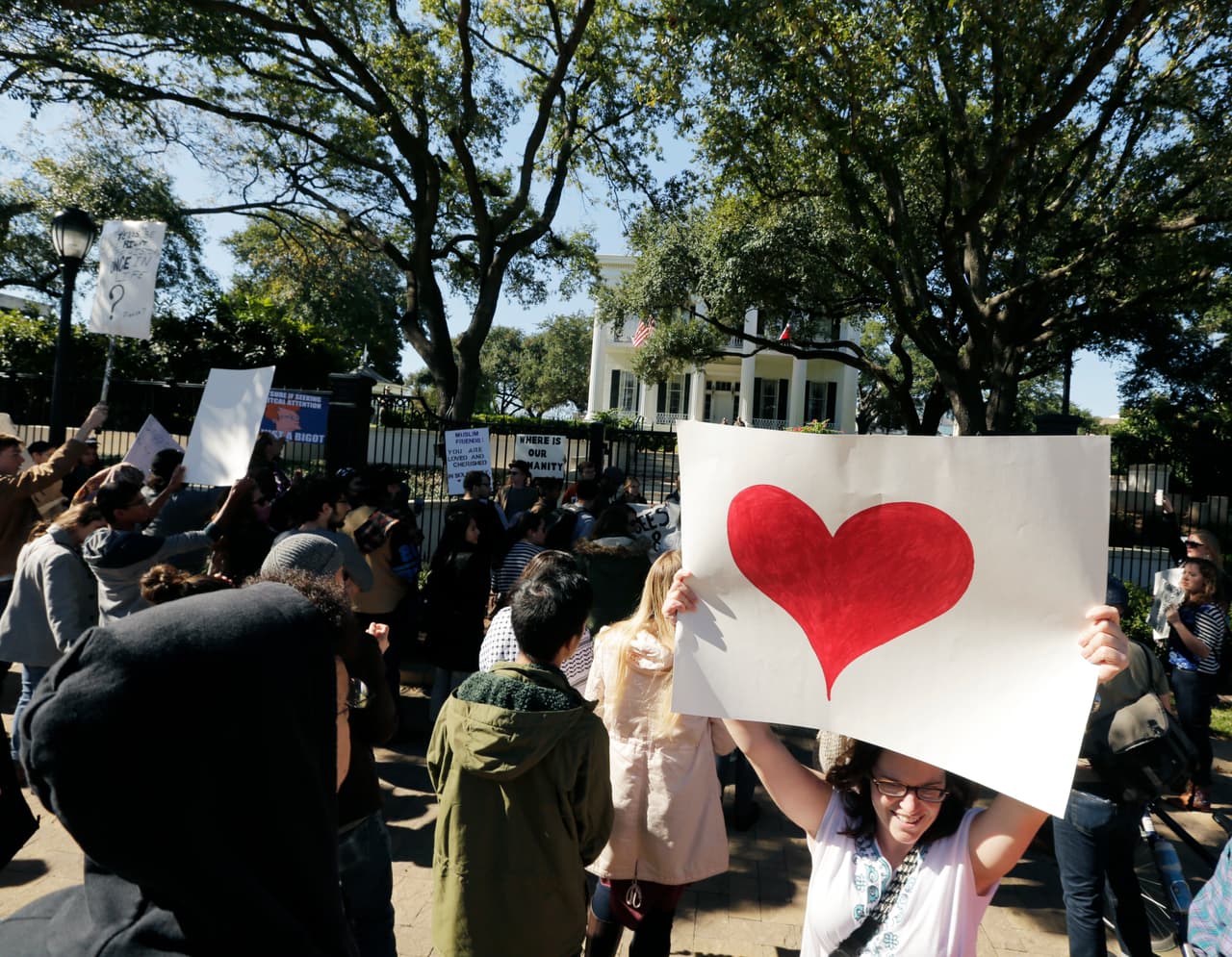 Cientos de personas se reunieron este domingo en la capital del estado para pedir que el gobernador Abbott evite el rechazo de refugiados sirios.
