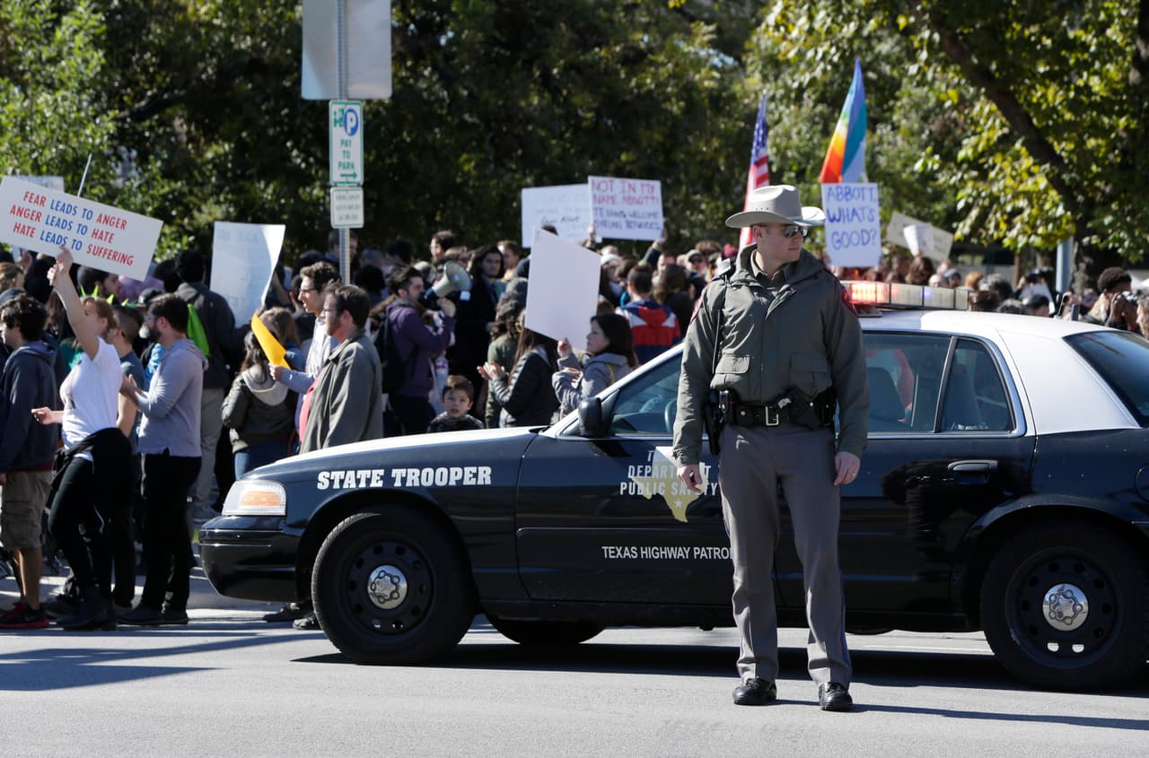 Cientos de personas se reunieron este domingo en la capital del estado para pedir que el gobernador Abbott evite el rechazo de refugiados sirios.