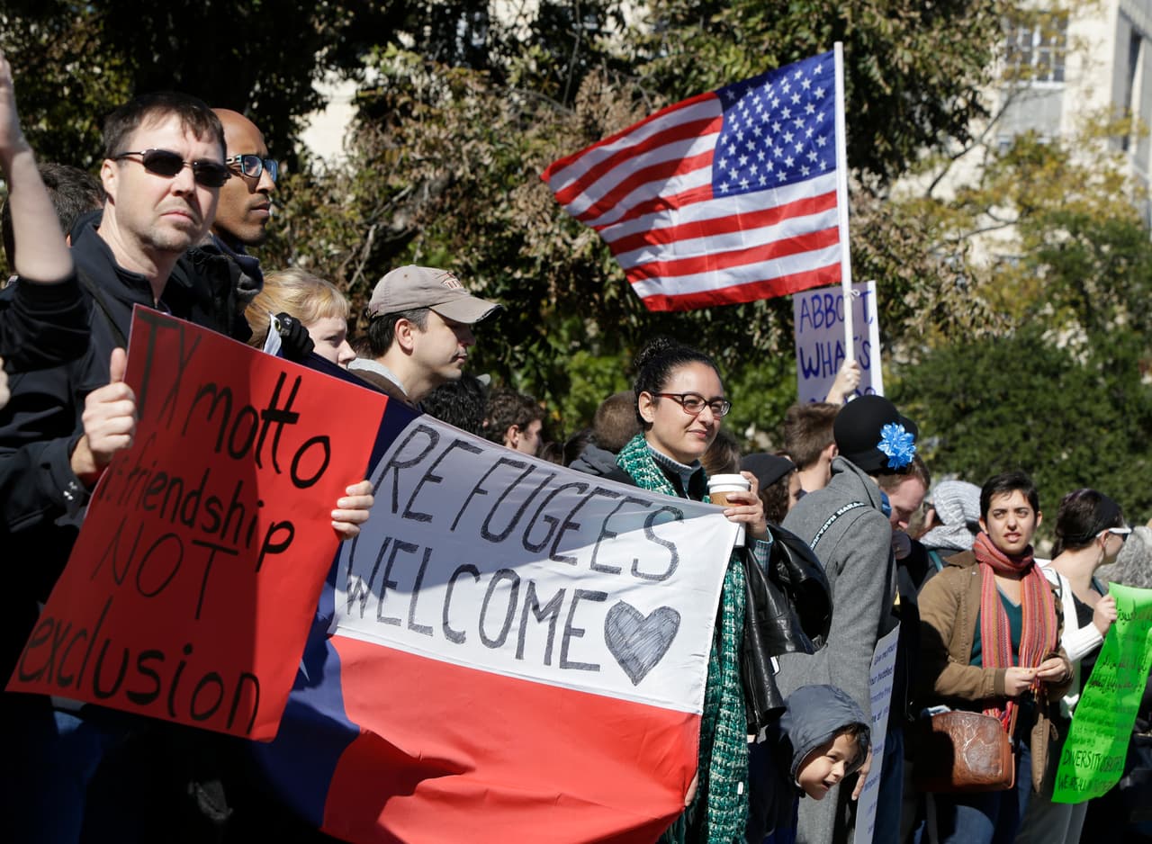 Cientos de personas se reunieron este domingo en la capital del estado para pedir que el gobernador Abbott evite el rechazo de refugiados sirios.