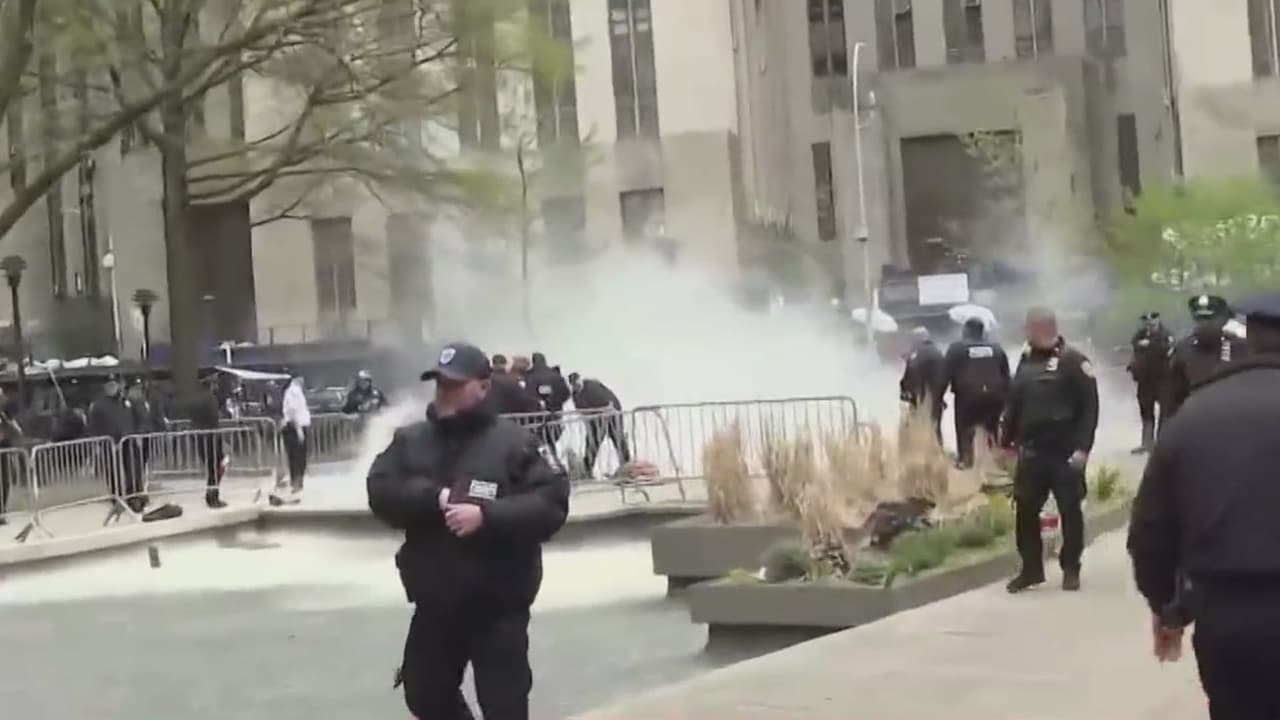 Un hombre se prende fuego frente a la corte donde se celebraba el juicio a Trump en Nueva York; murió horas después