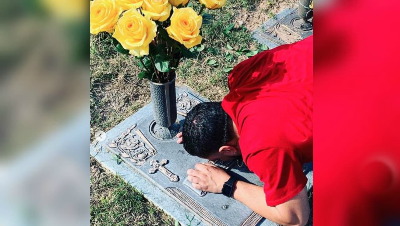 Lorenzo Méndez no se despidió del cementerio sin besar la tumba de su papá, una figura que marcó su existencia.