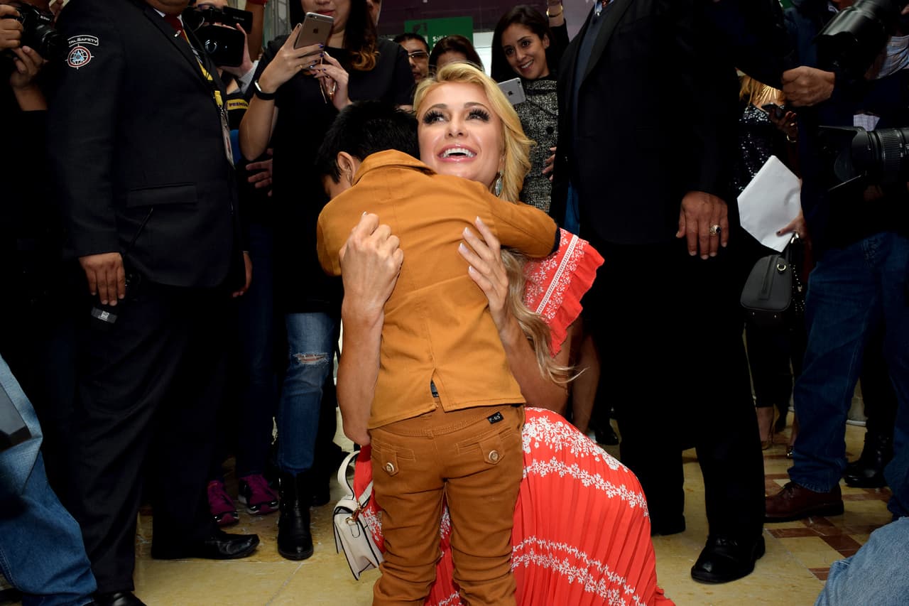 Su visita duró cerca de hora y media.