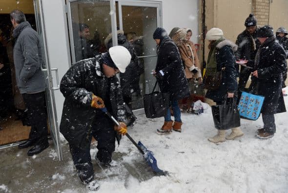 La nieve que deja la tormenta invernal "Pax" en la costa este de Estados Unidos ha causado al menos una decena de muertes, principalmente por accidentes de tráfico, y provocado la cancelación de más de 5.000 vuelos. Washington, está paralizada casi por completo, con acumulaciones de entre 20 y 30 centímetros, lo que ha causado el cierre de las oficinas federales y escuelas; los dos aeropuertos de la ciudad permanecen hoy cerrados. Filadelfia y Nueva York, donde se ha declarado el estado de emergencia, esperan acumular entre 30 y 40 centímetros de nieve y también se espera que las fuertes rachas de viento alcancen 80 kms. por hora. Las autopistas y carreteras en Carolina del Norte sufren desde últimas horas de la tarde del miércoles enormes atascos, en gran medida provocados porque muchos conductores decidieron abandonar sus vehículos en la calzada ante la imposibilidad de seguir su camino debido a las placas de hielo y las acumulaciones de nieve. En Atlanta cerca de 250.000 hogares se mantienen sin suministro eléctrico. Las mayores acumulaciones de nieve ocurrirán entre hoy y mañana a lo largo del corredor de la Interestatal 95, que recorre el nordeste del país, incluyendo las áreas metropolitanas de Washington, Baltimore (Maryland), Nueva York y el interior de Nueva Inglaterra.