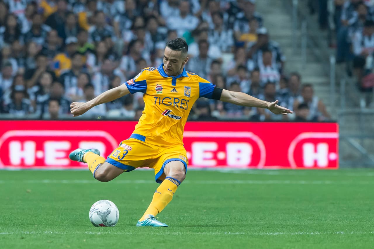 El brasileño Juninho es un defensa destacado y líder en Tigres, eso ha llevado al jugador de 34 años ha convertirse en el capitán del equipo. Hay que recordar, además, que él ya está naturalizado mexicano.