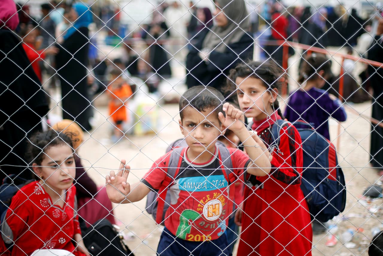 Un grupo de niños desplazados por la violencia en el campo de refugiados Hammam al-Alil. Esta semana, el Ejército iraquí abrió un corredor sobre el río Tigris, abriendo una ruta de escape para las familias que buscan huir de la violencia entre las fuerzas gubernamentales y los extremistas del Estado Islámico.