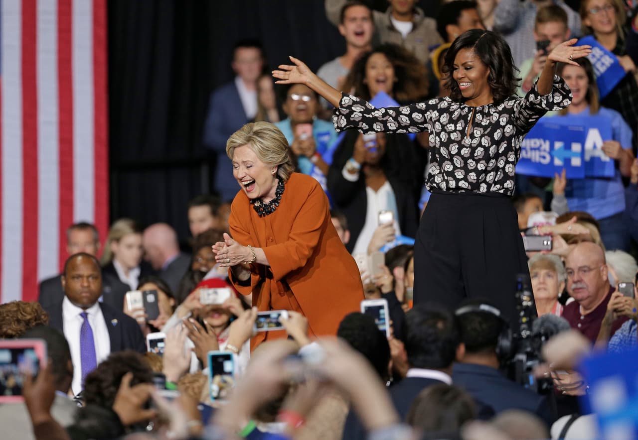 La primera dama echó mano de una frase que se ha convertido en un sello: "Cuando ellos caen bajo, nosotros apuntamos alto" ("when they go low, we go high").