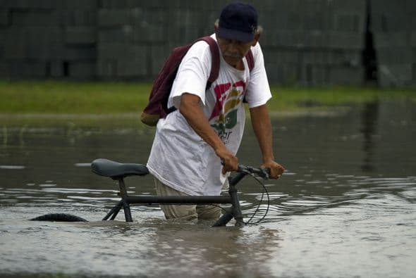 Los ríos Carrizal, Grijalva y Samaria, que rodean a Villahermosa y que pasan por los municipios de Cunduacán y Nacajuca, están crecidos por el agua que reciben de la presa Peñitas, que desfoga al día 2 mil 300 metros cúbicos por segundo.