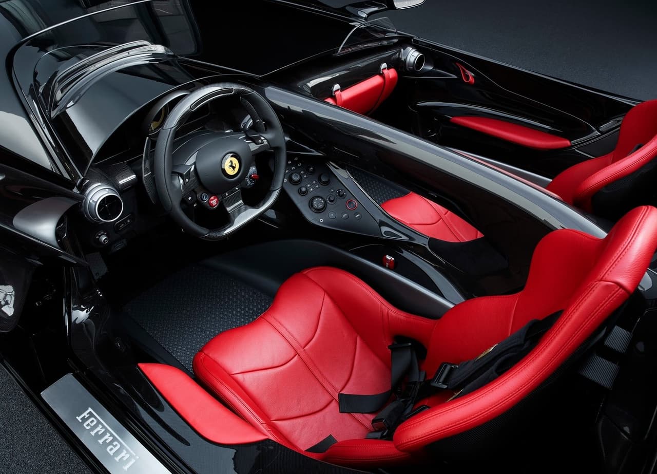 La unidad de Ibrahimovic está pintada de color negro con dos llamativos asientos en rojo.