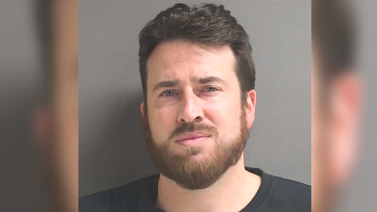 Acusan a maestro y entrenador por tener sexo con estudiante de 15 años en Florida