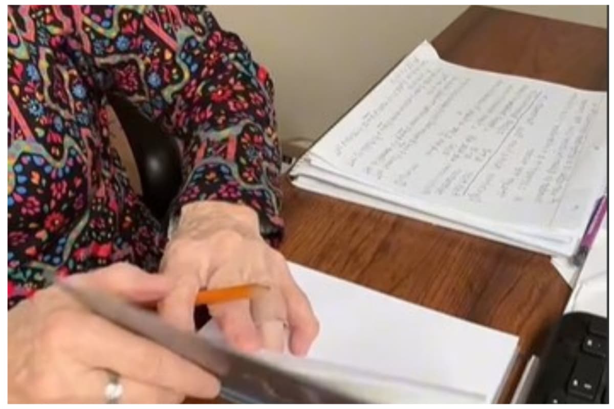 Las clases y sus anécdotas las ha documentado a través de sus redes sociales, lo cual le ha traido muchos seguidores que disfrutan de sus historias.