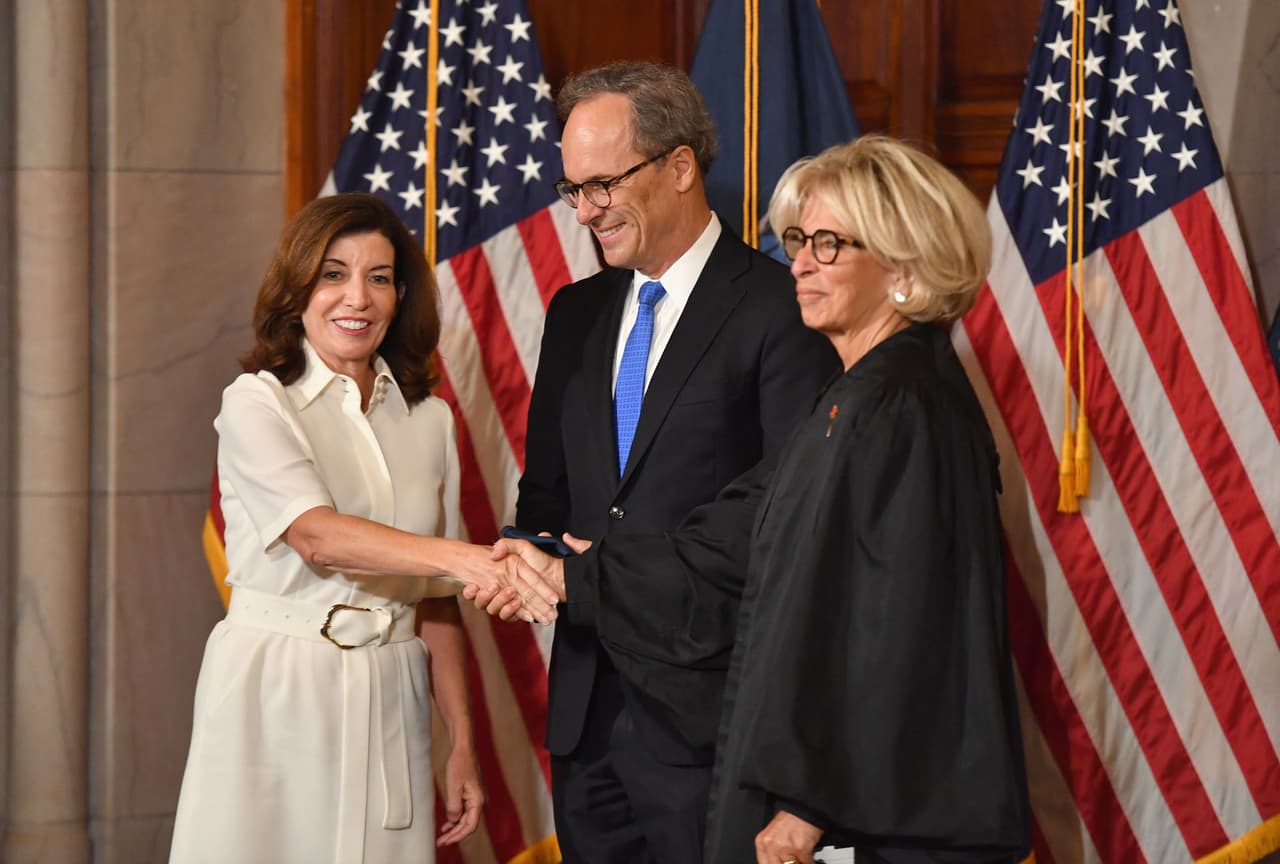 "Si solicitas y reúnes los requisitos para la ayuda al alquiler, no serás desahuciado durante un año", destacó Hochul. "Estamos trabajando para hacer llegar el dinero a quienes lo necesitan", dijo.