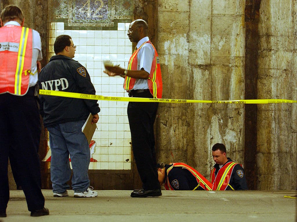 <b>Muere electrocutado.</b> Un presunto ladrón que huía de la policía
<b><a href="https://www.univision.com/local/nueva-york-wxtv/presunto-ladron-electrocutado-huir-policia-estacion-subway1">murió electrocutado entre los vagones del tren</a></b> el 13 de septiembre. NYPD informó que varios de sus agentes acudieron a la estación East 180 Street y Morris Park Ave., por una llamada reportando un robo. Al llegar arrestaron a tres sospechosos, pero uno más, salió huyendo por debajo del tren, donde hizo contacto con el riel eléctrico y falleció en el acto.
<br>