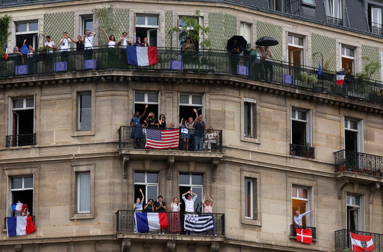 Los asistentes vieron el defile desde ventanas y balcones.