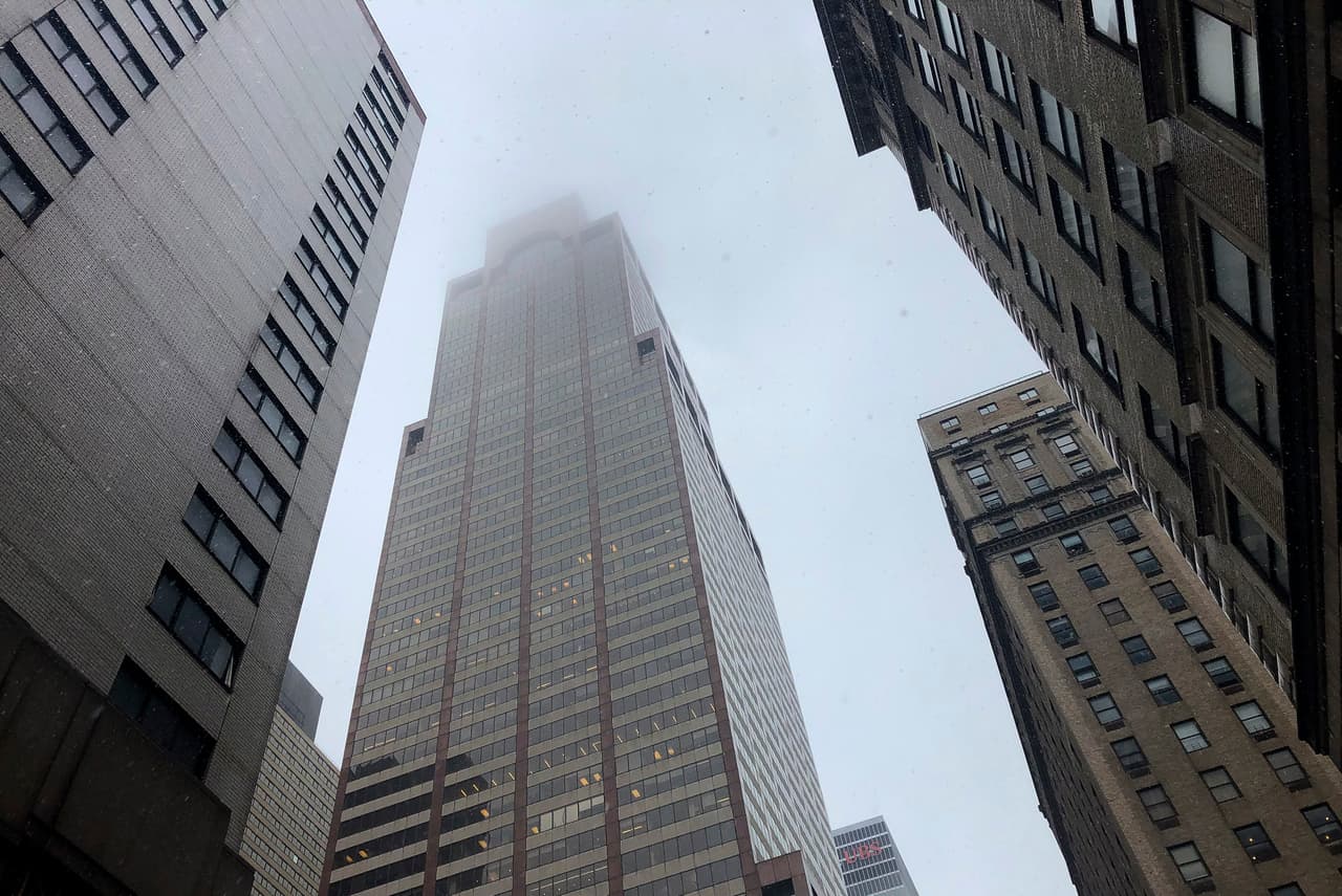 Niebla y humo en la azotea del edificio donde se estrelló el helicóptero en Manhattan.