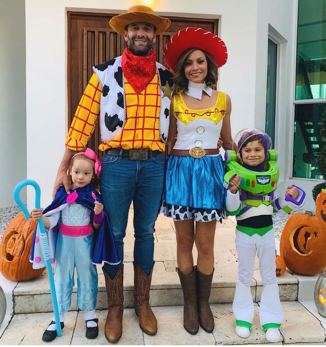Los Butler Pretto aparecieron en las redes sociales con fabulosos atuendos. Woddy en la piel de Aaron y Satcha vestida como Jessie, mientras que el pequeño Bruce interpretó a Buzz y Alana posó como Betty.