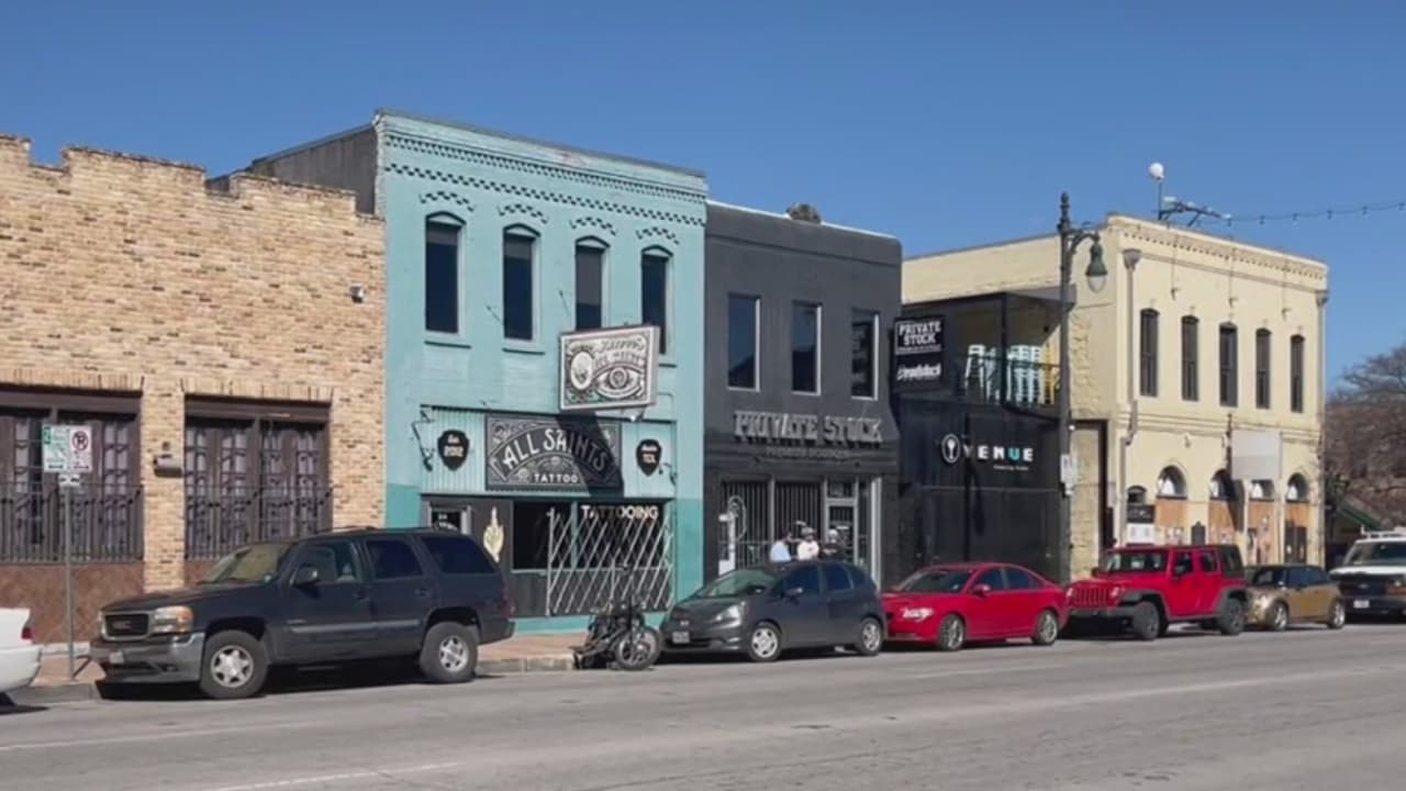 Líderes locales aseguran que la falta de un cubrebocas y la oferta de servicios en bares y restaurantes provocará un alza en los casos de coronavirus en Austin, ya que la población que acude a estos lugares es la que aún no tiene acceso a la vacuna.